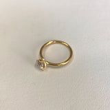 RING W/ROUND CRYSTAL STONE